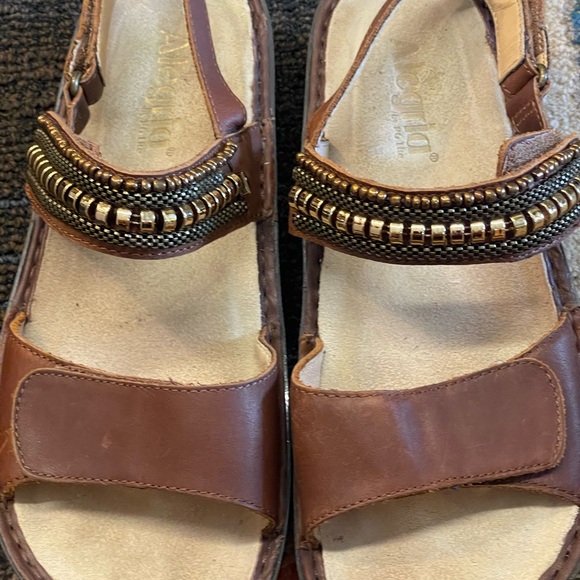 Alegria Verona Hickory Chain Leather Sandals - Picture 4 of 7